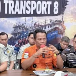 Tim penyelam Basarnas dan TNI AL bersiap melakukan evakuasi korban KM Virgo