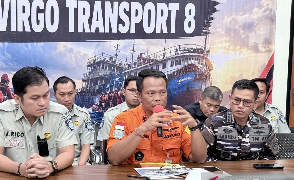 Tim penyelam Basarnas dan TNI AL bersiap melakukan evakuasi korban KM Virgo