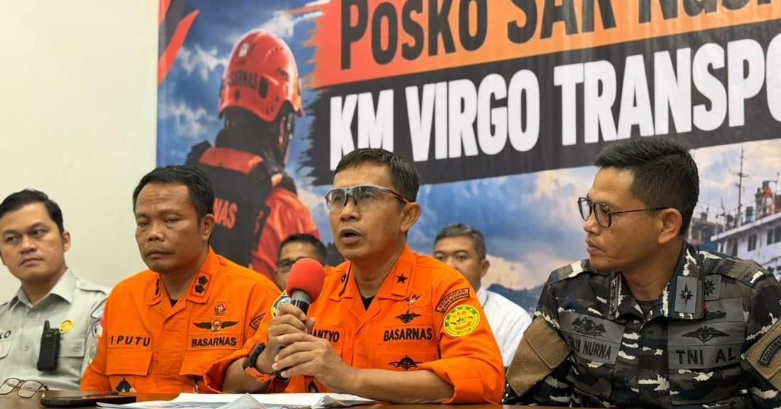 Tim penyelam melakukan persiapan pencarian korban kapal di laut