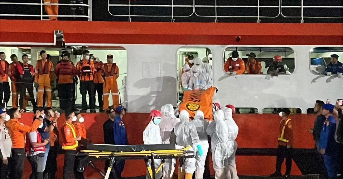 Tim penyelam membawa jenazah korban KM Virgo ke daratan