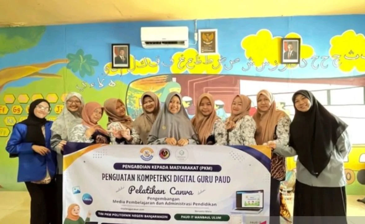 Tim PKM Poliban saat memberikan pelatihan Canva kepada guru PAUD di Banjarmasin