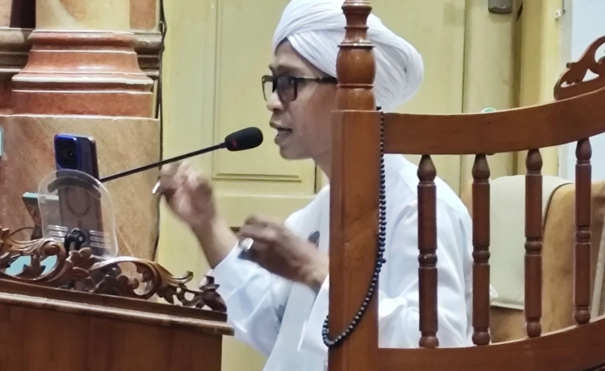 Ustadz Haji Luthfi Syarkawi Thayib saat memberikan tausyiah mengenai peran hati di Masjid Assa'adah Banjarmasin