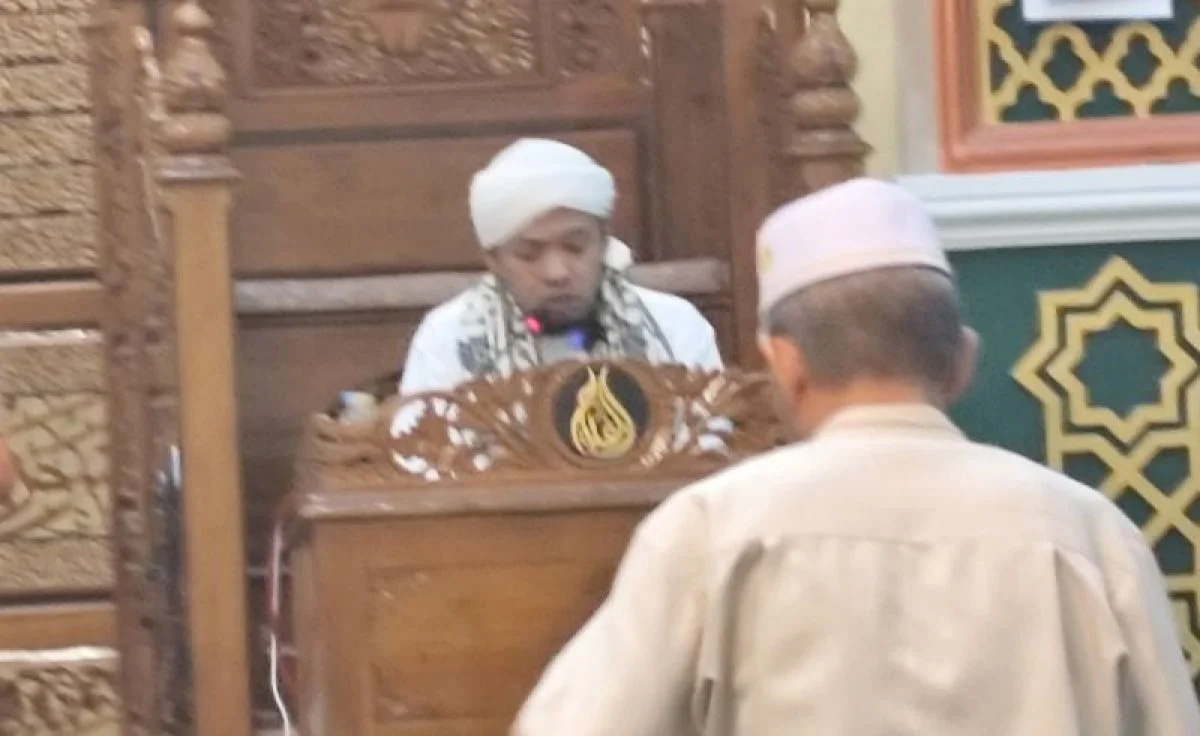 Ustadz Walad Hadrawi memberikan tausyiah subuh tentang konsistensi di Masjid Al Falah Banjarmasin
