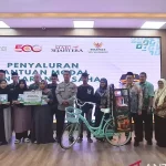 Wakil Ketua Bidang Pendistribusian dan Pendayagunaan Baznas Kota Banjarmasin, H Nortajidi, menyerahkan bantuan modal usaha