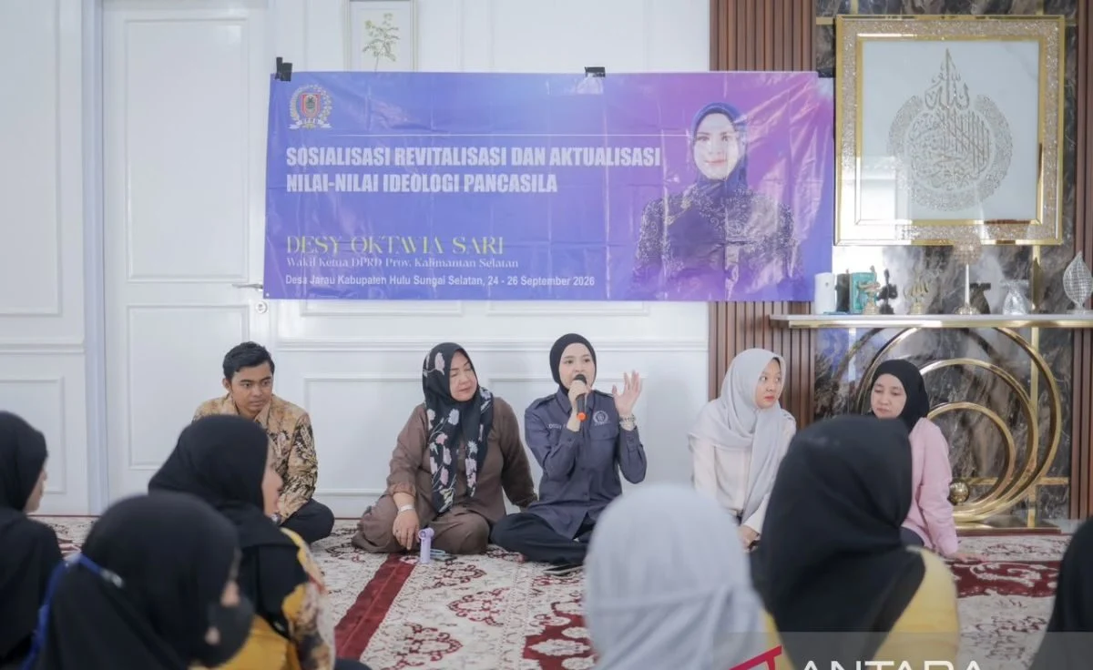 Wakil Ketua DPRD Kalsel Desy Oktavia Sari saat memberikan materi sosialisasi kepada warga.