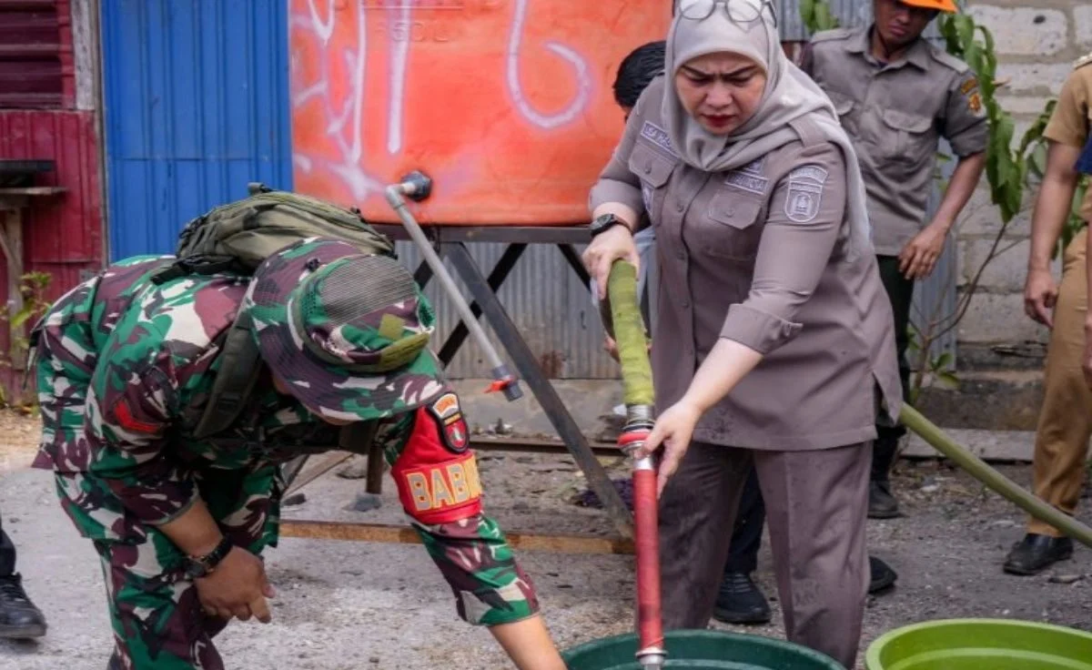 Wali Kota Banjarbaru Erna Lisa Halaby menyalurkan air bersih kepada warga terdampak kekeringan di Jalan Kuranji