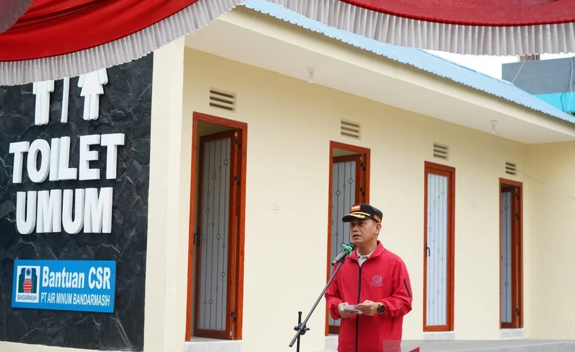 Wali Kota Banjarmasin meresmikan toilet umum di pinggir sungai kawasan Sungai Baru