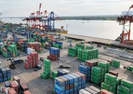 Aktivitas bongkar muat peti kemas di Terminal Peti Kemas Banjarmasin yang sedang bertransformasi meningkatkan layanan
