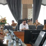 Anggota DPRD Kalsel Bang Dhin saat berdiskusi dengan mahasiswa FISIP UNISKA