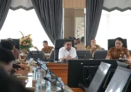 Anggota DPRD Kalsel Bang Dhin saat berdiskusi dengan mahasiswa FISIP UNISKA