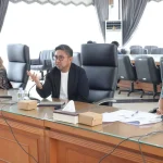 Anggota DPRD Kalsel H. M. Syaripuddin saat memberikan pemaparan materi politik kepada peserta Parliament Tour di gedung