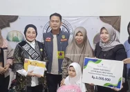 Bunda PAUD Kota Banjarmasin Neli Listriani menyerahkan bantuan pendidikan kepada anak almarhumah guru honorer