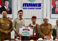 Bupati Banjar Saidi Mansyur menyerahkan bonus kepada atlet pencak silat Ananda M Naupal Hebatullah