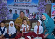 Bupati dan Bunda PAUD HSS memberikan edukasi pangan bergizi B2SA kepada anak-anak sekolah dasar.