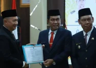 Bupati Hulu Sungai Selatan H Syafrudin Noor saat melantik Yustan Azidin sebagai Sekretaris Daerah definitif di pendopo