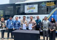 Bus Trans Banjarbakula melayani rute perkotaan dengan sistem tarif terintegrasi