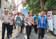 Dirlantas Polda Kalsel Kombes Pol Fahri Siregar saat mengunjungi Kampung Tertib Lalu Lintas di Banjarmasin.