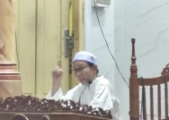 Guru Haji Mansyah sedang memberikan tausyiah di Masjid Assa'adah Banjarmasin