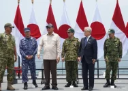 Kapal JS Kunisaki bersandar di pelabuhan sebelum meninggalkan Kalimantan Barat.