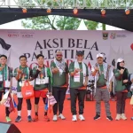 Masyarakat Sumatera Barat mengikuti Aksi Bela Palestina di halaman Kantor Gubernur Sumbar