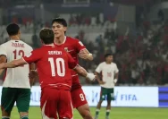 Mitchell Baker dan Ole Romeny merayakan kemenangan Timnas Indonesia