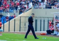 Pelatih Persijap Jepara Mario Lemos memberikan instruksi kepada para pemainnya saat sesi latihan tim.