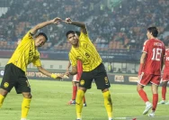 Pelatih Timnas Indonesia John Herdman memberikan instruksi dalam pertandingan FIFA ASEAN Cup 2026.