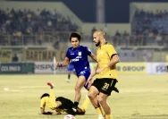 Pemain Barito Putera dan Persiba Balikpapan bertanding pada laga Pegadaian Championship 2026 di Stadion 17 Mei Banjarmasin