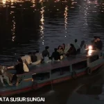 Pemandangan perahu wisata menyusuri sungai di kawasan Siring Menara Pandang Banjarmasin