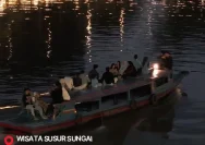 Pemandangan perahu wisata menyusuri sungai di kawasan Siring Menara Pandang Banjarmasin
