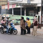Pengurus GATRIWARA Kalsel mengenakan batik saat aksi sosial berbagi nasi kotak