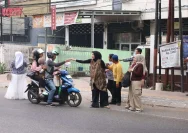 Pengurus GATRIWARA Kalsel mengenakan batik saat aksi sosial berbagi nasi kotak