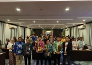 Penyerahan hadiah kepada pemenang kompetisi cerdas cermat Clash of Banua Telkomsel di Banjarmasin Kalsel