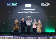 Penyerahan penghargaan Gold ISDA 2026 kepada Direktur HRGA PT SIS Hery Mustofa di Jakarta