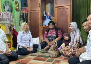 Petugas Dinsos Banjarmasin mengunjungi kediaman keluarga guru sekolah dasar yang meninggal dunia