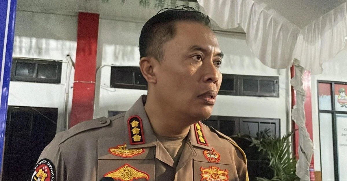 Petugas kepolisian melakukan pemeriksaan terkait kecelakaan kapal di pelabuhan