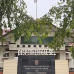 Petugas melakukan pemantauan area sekitar rumah roboh di Komplek Fadilah Kertak Hanyar Banjar