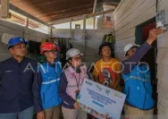 Petugas PLN melakukan instalasi listrik di wilayah pelosok Kalimantan untuk pemerataan energi