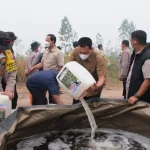 Petugas Polda Kalteng menyiapkan cairan X-Fire untuk pemadaman kebakaran hutan dan lahan.