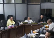 Rapat Komisi II DPRD Kalsel membahas pemanfaatan lubang tambang batubara untuk cadangan air.