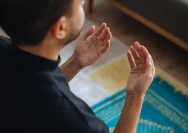 Seorang makmum sedang mengikuti salat berjamaah dengan khusyuk