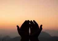 Seorang muslim menginfakkan sebagian rezeki di pagi hari dengan penuh keikhlasan