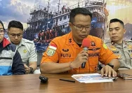 Tim SAR gabungan mengevakuasi kantung jenazah korban kecelakaan Kapal Virgo Transport 8