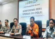 Tim SAR melakukan koordinasi pencarian korban kapal tenggelam