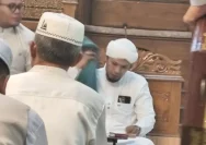 Ustadz Walad Hadrawi menyampaikan tausyiah mengenai arti penting ridha orang tua di Masjid Al Falah Banjarmasin.