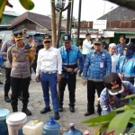 Wali Kota Banjarmasin bersama jajaran meninjau penyaluran air bersih menggunakan mobil tangki di kawasan Kuin Cerucuk.