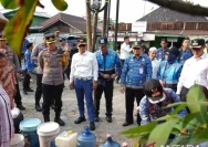 Wali Kota Banjarmasin bersama jajaran meninjau penyaluran air bersih menggunakan mobil tangki di kawasan Kuin Cerucuk.