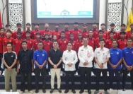 Wali Kota Banjarmasin H Muhammad Yamin HR saat melepas Tim Wasaka U-13 di Aula Kayuh Baimbai.