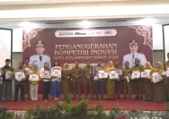 Wali Kota Banjarmasin memberikan penghargaan kepada pemenang Kompetisi Inovasi 2026