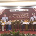 Wali Kota Banjarmasin menyerahkan penghargaan Kompetisi Inovasi 2026 kepada para pemenang